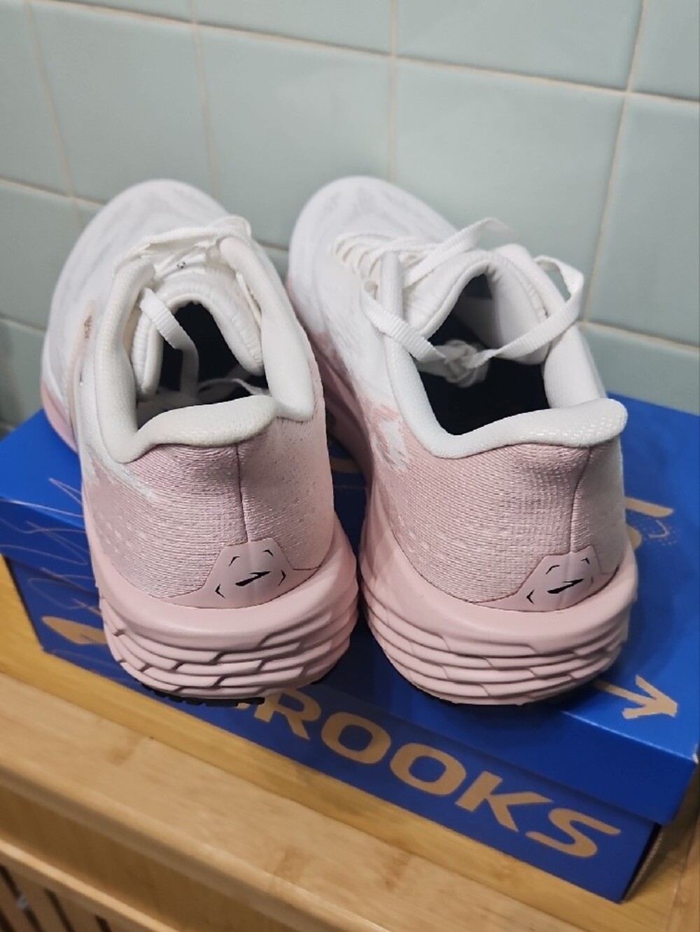 Brooks Launch Women's Running Shoes — White & Light Pink Size 11 - Picture 3 of 6